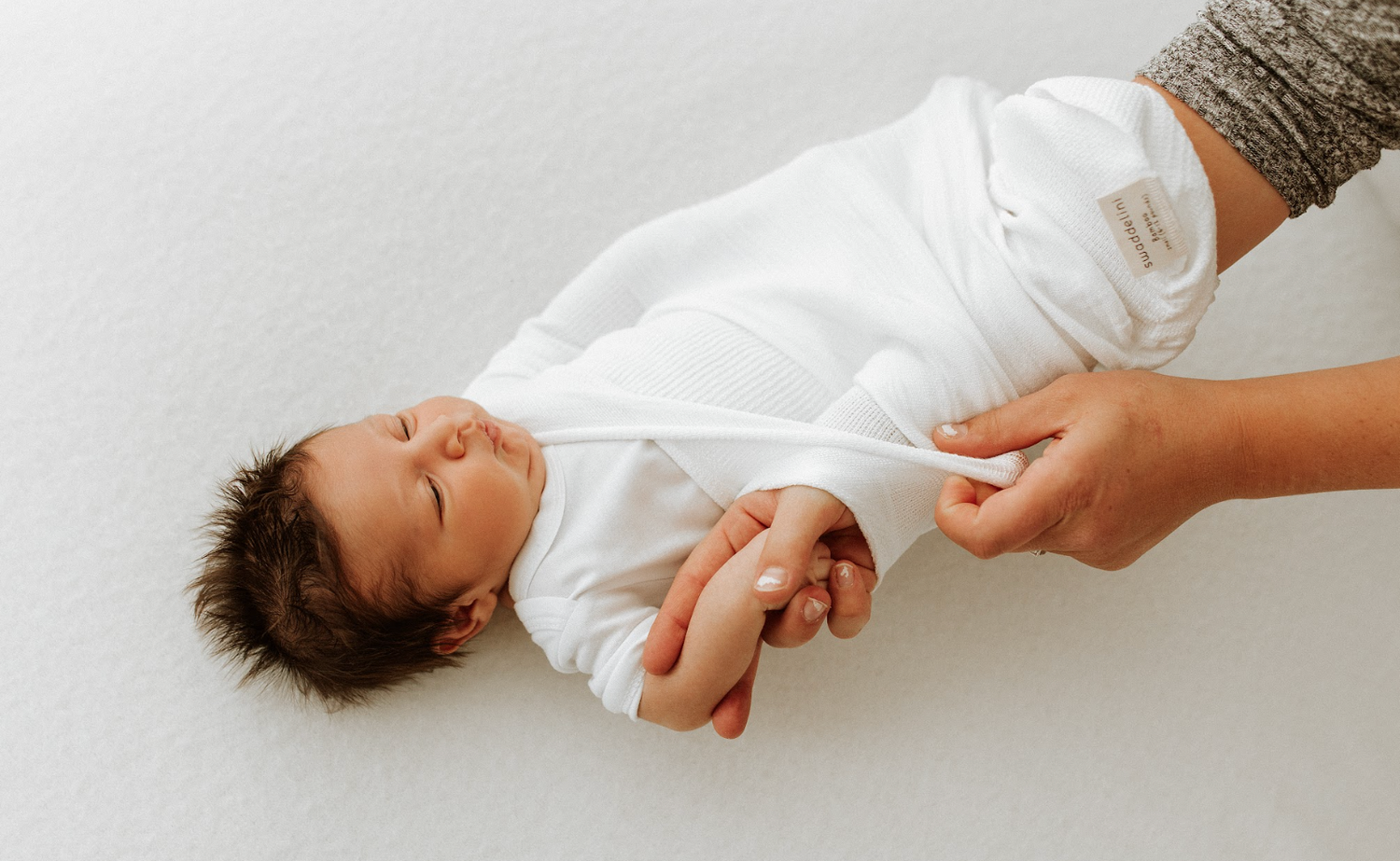 Why has swaddling controversial? Swaddelini
